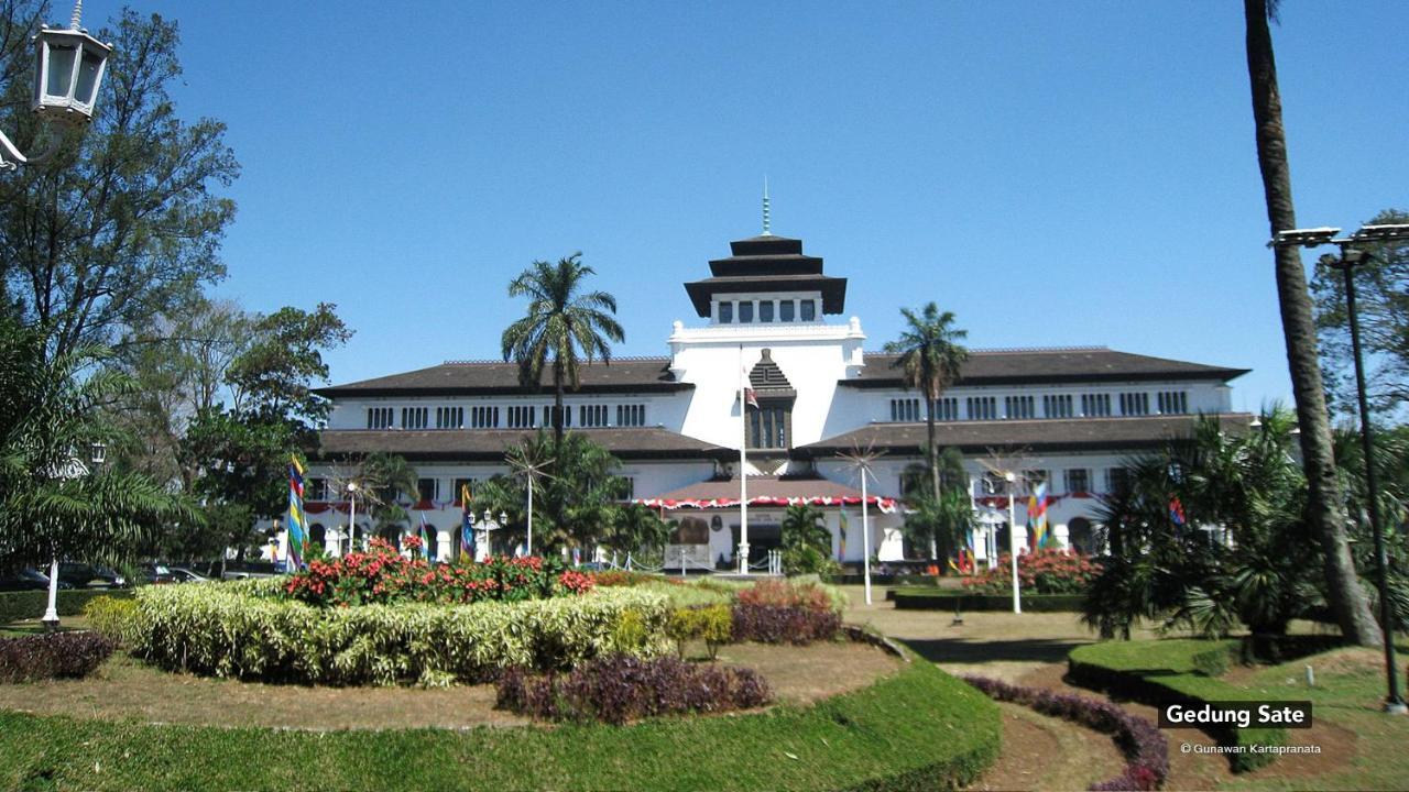 Hotel Bantal Guling Alun Alun Bandung Esterno foto